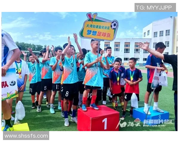 少年绿茵追梦时刻足球孩子与偶像球星温暖相遇