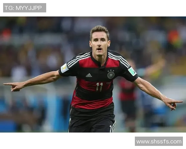 远古足球巨星盘点：十大传奇球员的辉煌历程与历史地位解析